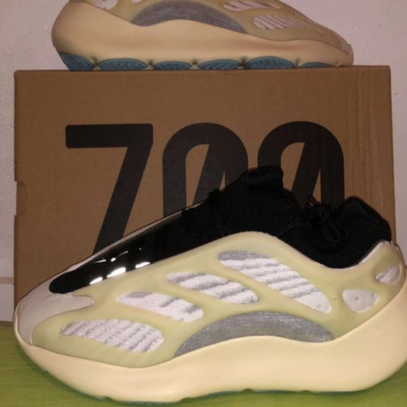 Yeezy 700 v3 beige main image 9